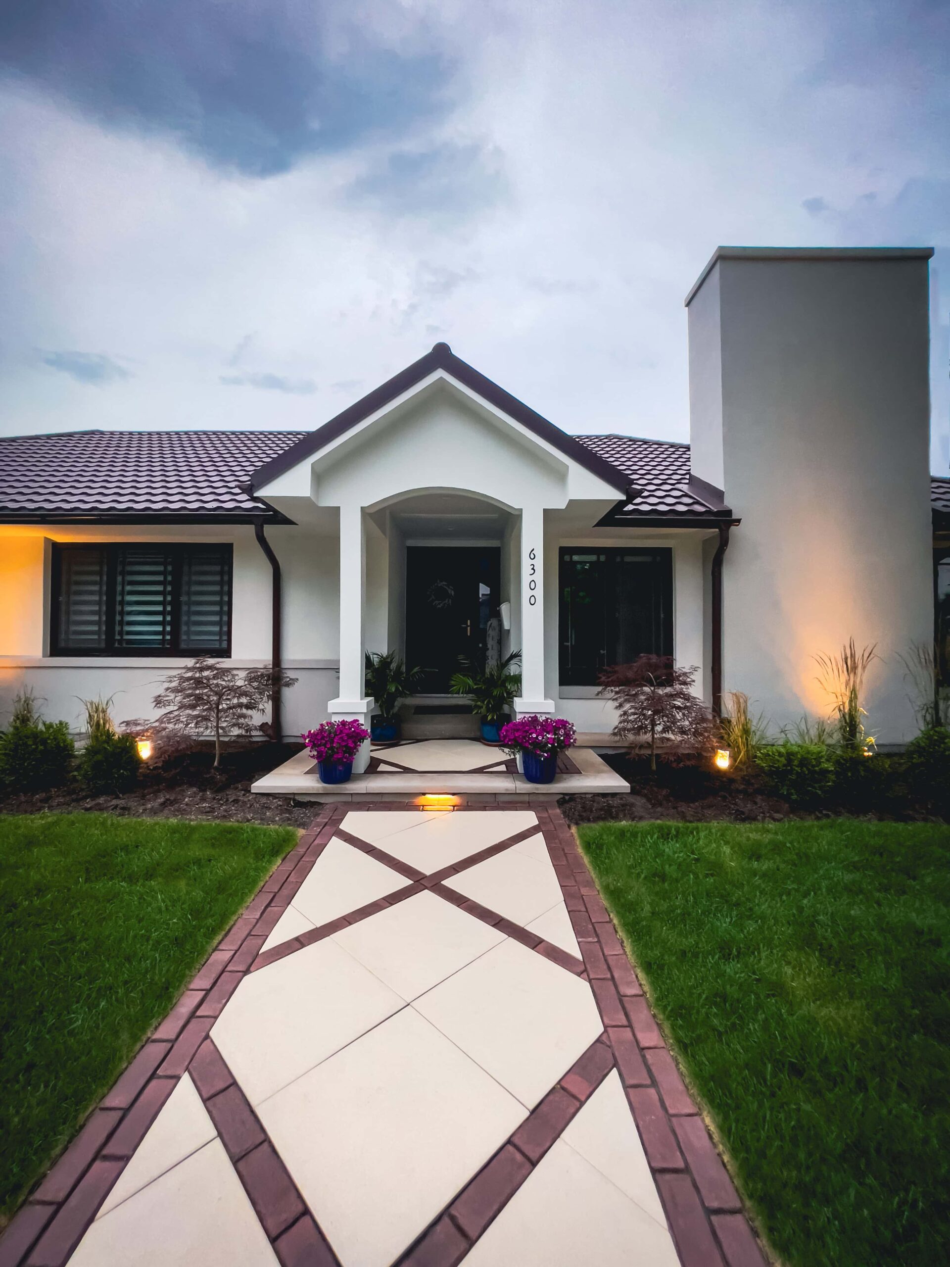 Front walkway and entry lighting by Topo d'Oro Landscape Design